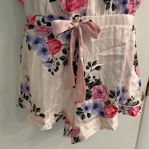 Victoria's Secret Floral Sleep Lounge Silky Romper - Picture 5 of 10